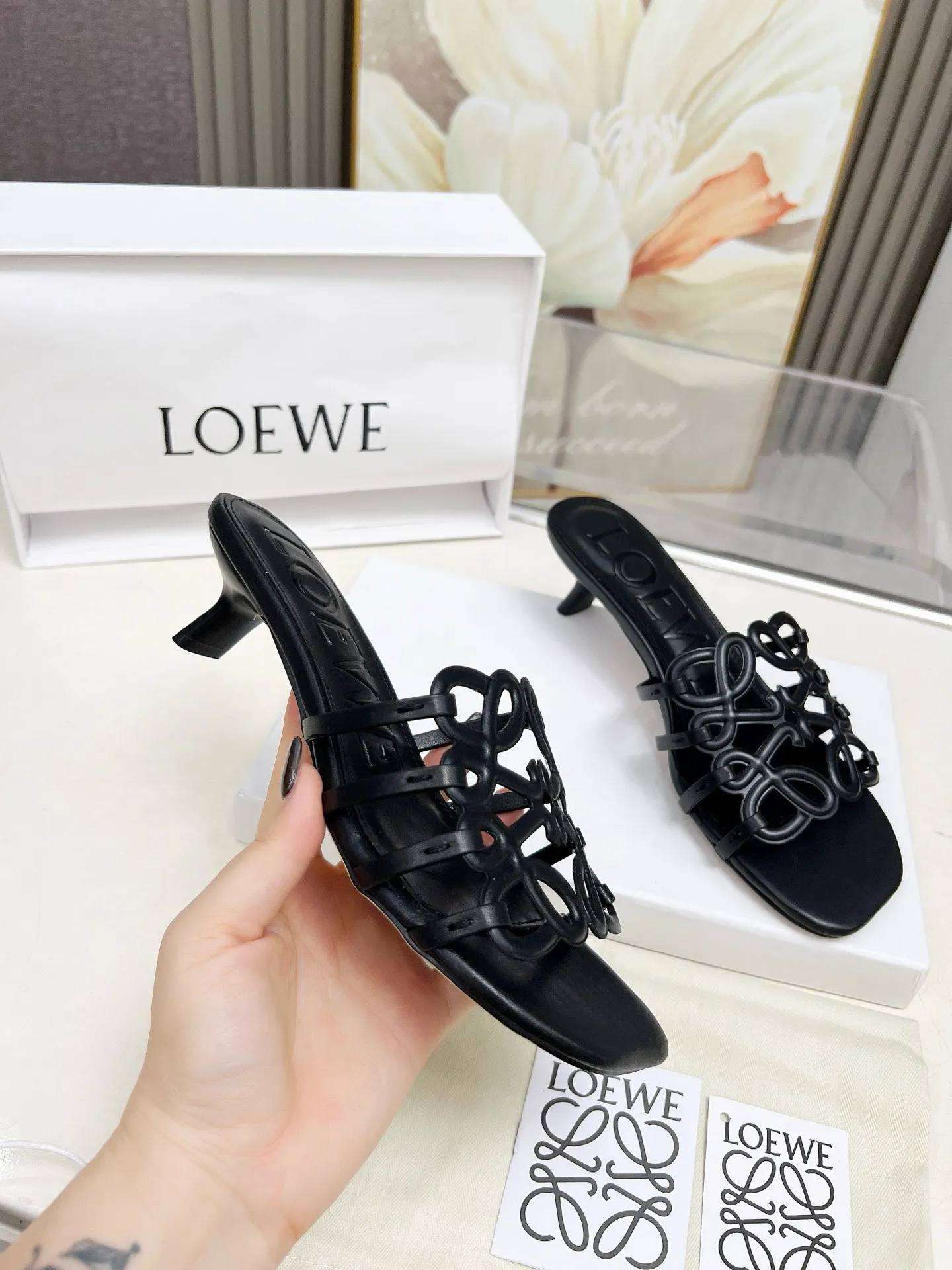👟👟Ex-factory price 500👟👟 LOEWE 2025 SS summer limited edition hollow slippers, it is a very comprehensive noble fashion brand, highly recommended to all little fairies.   1⃣️Material: Imported cowhide 2⃣️Inner lining: Imported Italian lambskin, super soft and delicate 3⃣️Outsole: Imported Italian original original color genuine leather outsole Heel height 4.5 4⃣️Code number: 35 to 39 (40.41.42.43. Customized)